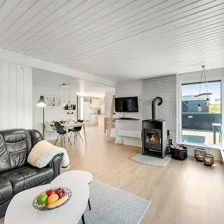 Lill - 50m From The Sea By Interhome *